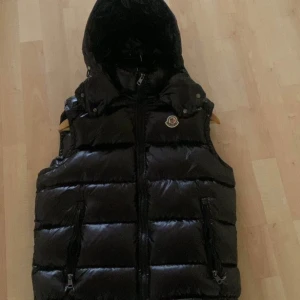 Moncler väst - Hej jag säljer den här då jag bytt stil, den är storlek S men hade säkert passat M priset kan diskuteras vid snabb affär 