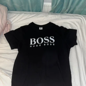 Hugo boss t shirt - Jättefin svartvit Hugo boss t shirt som har endast använts 4-5 gånger, hör av er kring funderingar 