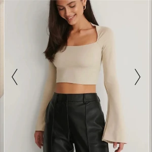 Crop topp - En beige crop topp från nakd i storlek s med utsvängda ärmar. Använt 1 gång och är i nyskick. Normal storlek. Köpte den för 250 och säljer för 159.