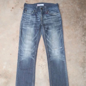 Coola vintage jeans - Vintage levis jeans med sjukt cool wash, slim passform storlek 29x32. En av de coolare levis jeans jag sett, köpte dem på grailed för ett tag sedan. Skriv om ni har funderingar😼