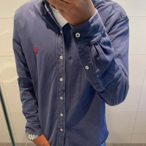 Ralph lauren skjorta  - Tja, säljer nu denna feta Ralph lauren skjortan i storlek M den är otroligt fin och är i skick 9/10 nästan helt ny 😇dessutom väldigt fint material då det är i featherweight som inte många skjortor har. Släng iväg ett meddelande vid funderingar😁