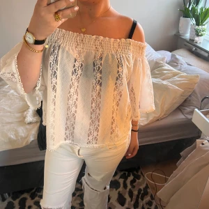 Spetstopp - Säljer denna skitsnygga spetstoppen från Gina tricot! Knappt använd, jag köpte secondhand men i gott skick✨ St M