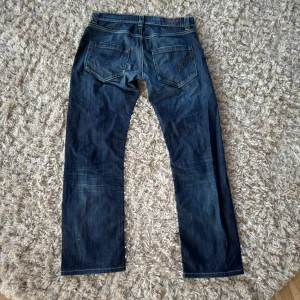 Dondup jeans - Ett par snygga Dondup jeans. Storlek 34. De är lite större än slimfit, så de sitter väldigt bra. Nypris 3400kr