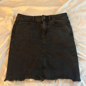 Jeans kjol - Säljer den här Jens kjolen då den inte kommer till användning och är för liten för mig. Den är knappt använd och är i bra skick🌸storlek s men kan vara lite liten i storlek 
