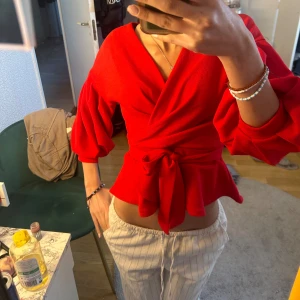 Röd blus - så snygg blus med puff ärmar och snygga detaljer💕💕