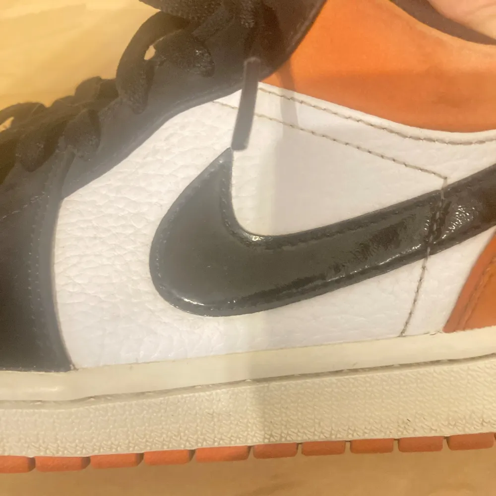 Nike Air Jordan 1 low orange.  Storlek 10.5 men passar som storlek 43.. Skor.