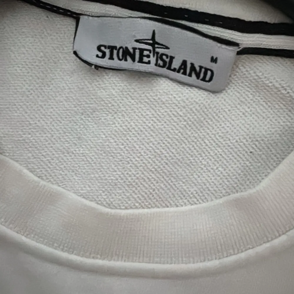 Unisex tröja Stone Island då den tyvärr bara står i garderoben. Den är i fint skick! Ett plus är att märket vid ena armen är avtagbart om man så önskar det.  Nypris 1299kr, mitt pris 599kr men skulle eventuellt kunna diskutera pris vid smidig affär. . Tröjor & Koftor.