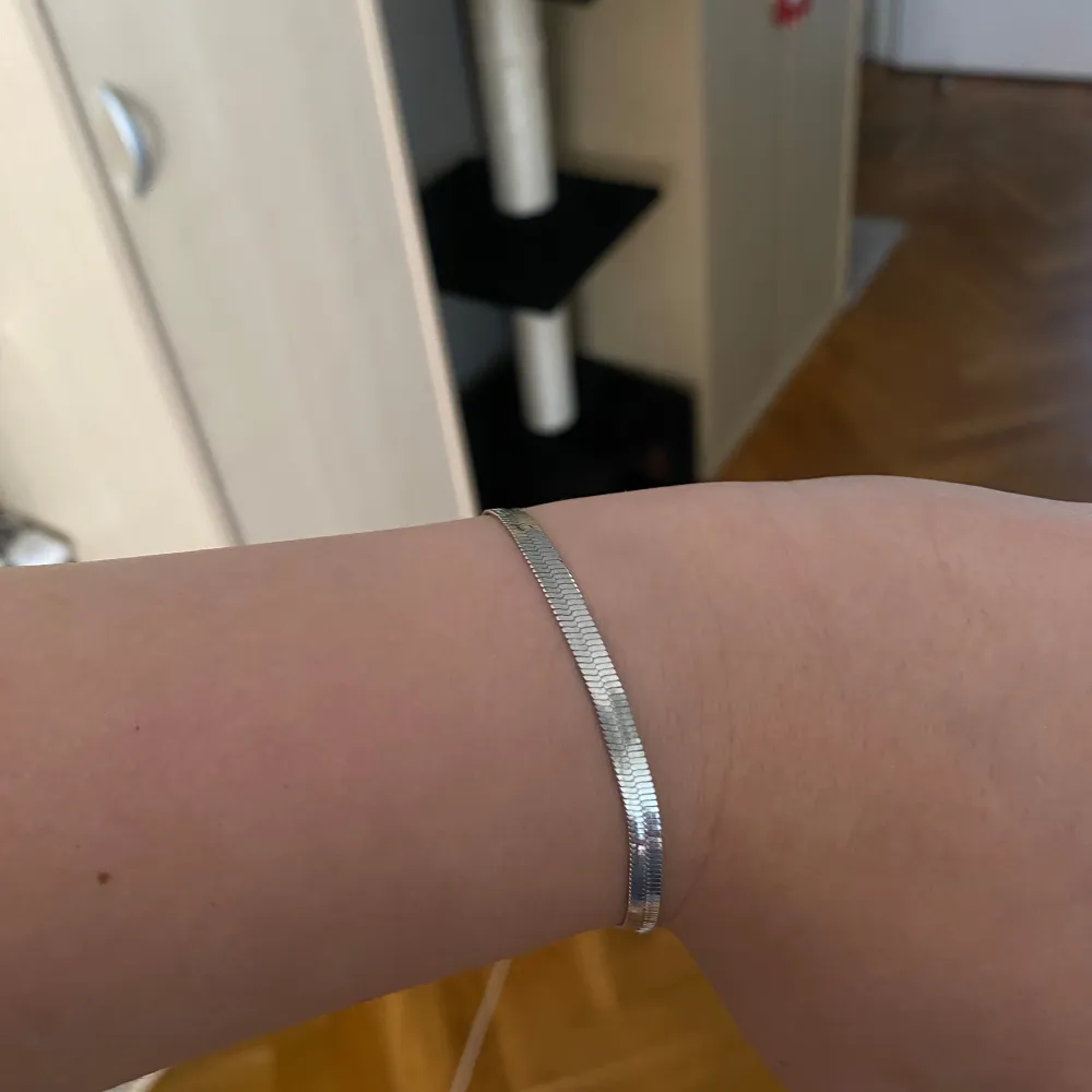 Säljer detta silver armband, aldrig använt, vet ej vart den är från!💕 !Jag står ej för postens slarv!. Accessoarer.