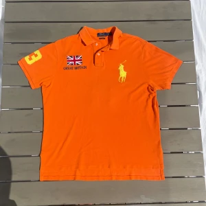 Polo Ralph Lauren Chief keef big pony tröja GB - Sällsynt Chief keef piké  100% äkta Längd 74cm   Bredd 53cm  Har ni några frågor så skriv gärna! 