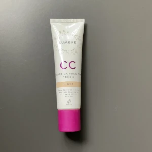 Lumene CC Color Correcting Cream - En CC-kräm från Lumene i nyansen Light. Produkten är designad för att jämna ut hudtonen och ge en naturlig täckning. Produkten är bara använd ett par gånger. Pris kan diskuteras