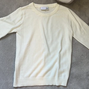 Vila tröja - Jag säljer den här vila tröjan som tyvärr är för liten för mig, den är endast andvänd ett fåtal gånger💕💕