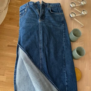 Zara kjol - Storlek 36, slits på båda sidor 
