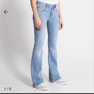 Low waisted Bootcut jeans - Säljer dessa fina ljusblåa Low wasited bootcut jeans från lager 157, säljer på grund av att de inte kommer till användning. Skulle säga att de är i nyskick då jag har använt de en gång skriv privat för bilder💕