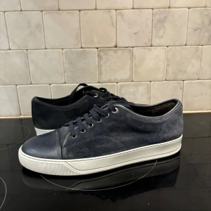 Lanvin skor storlek 45 mörkblå - Hej! Säljer ett par mörkblå lanvin skor i storlek 45 skorna är i gott skick utan några större defekter, skorna säljs utan box eller kvitto pga att jag tappat bort det vid frågor är det bara kontakta mig. Mvh Axel