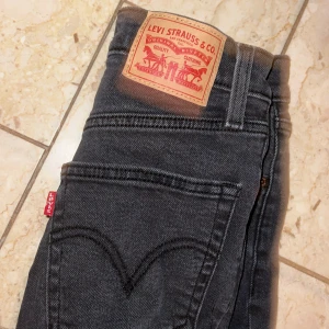 Levis jeans  - Mörk grå Levis jeans ( ribcare boot) storlek 27 