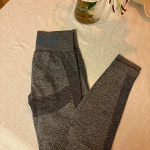 Gymshark tights - Gråa gymshark tights med blå logga. Använda fåtal gånger, i mycket fint skick 💙