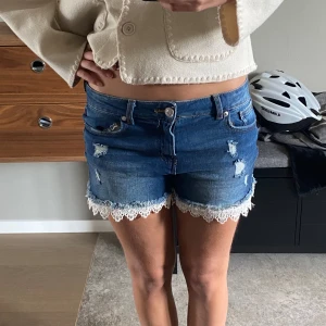 Jeansshorts  - Supersöta jeansshorts med spetts som är i jättefint skick, köpt på New Yorker💙Använd gärna ” köp nu” funktionen (priset in diskuteras)
