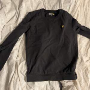 Svart lyle scott sweatshirt tröja bra skick