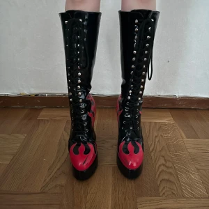 poledance högklackat high helas flames lack goth punk metal - Lite missfärgat, tror det kan gå att polera bort, se sista bilden.