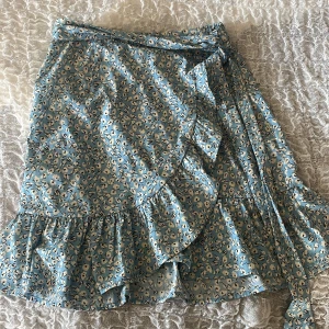 Blommig kjol  - Superfin blommig kjol från Only som tyvärr inte kommer till användning