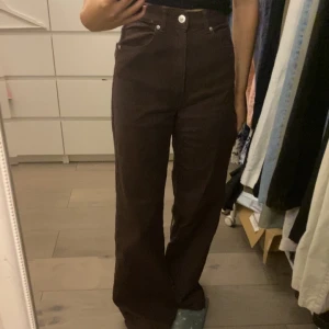 Brun HM byxor wide - Köpt några år sen och är i nyskick☺️ i storlek S och wide leg. Högmidja jeans säljer för 45kr☺️