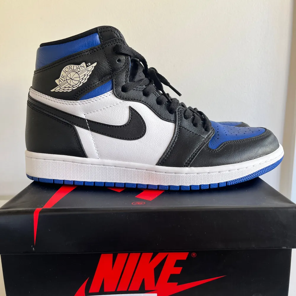 Säljer ett par Jordan 1 High OG (Royal toe) i storlek 44. Skorna är endast testade och är i nyskick. Perfekt sko för sensommaren och hösten med neutrala färger som passar det mesta.. Skor.