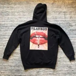 Oversized Hoodie från märket Playboy. Storlek medium men sitter snyggt på både small och large enligt mig. Inköpt för 800kr.