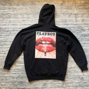 Playboy Hoodie - Oversized Hoodie från märket Playboy. Storlek medium men sitter snyggt på både small och large enligt mig. Inköpt för 800kr.