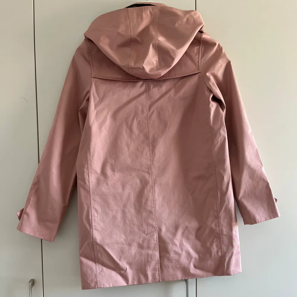 Rosa Burberry trenchcoat med mörkbruna knappar i storlek 14 år/164 cm. Nästan oanvänd och i gott skick!. Jackor.