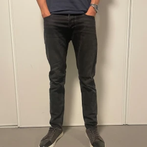 Diesel jeans  - Hej! Säljer nu dessa super snygga diesel jeans. Superfint skick. Modellen är 185cm och väger 70kg