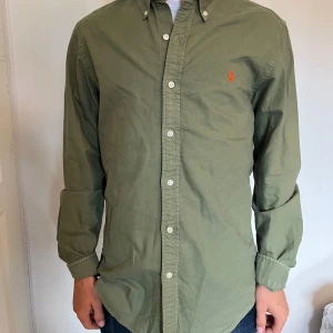 Polo Ralph Lauren Skjorta - Olivgrön Ralph Lauren Skjorta | Storlek M | Modellen är 170 | Mycket bra skick | Skriv vid funderingar// Palmeras 🌴