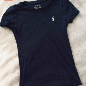 Svart t-shirt från Polo Ralph Lauren - SÖKER RALPH LAUREN T-SHIRT