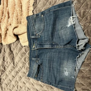 Levis jeansshorts  - Blåa Levis jeansshorts. Nästan oanvända. Jätte bra skick.❤️