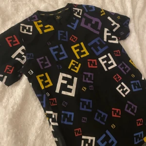 Fendi tshirt - Fendi T-shirt storlek M medium. Kan diskutera pris. Fendi tröja med logga i olika färger.