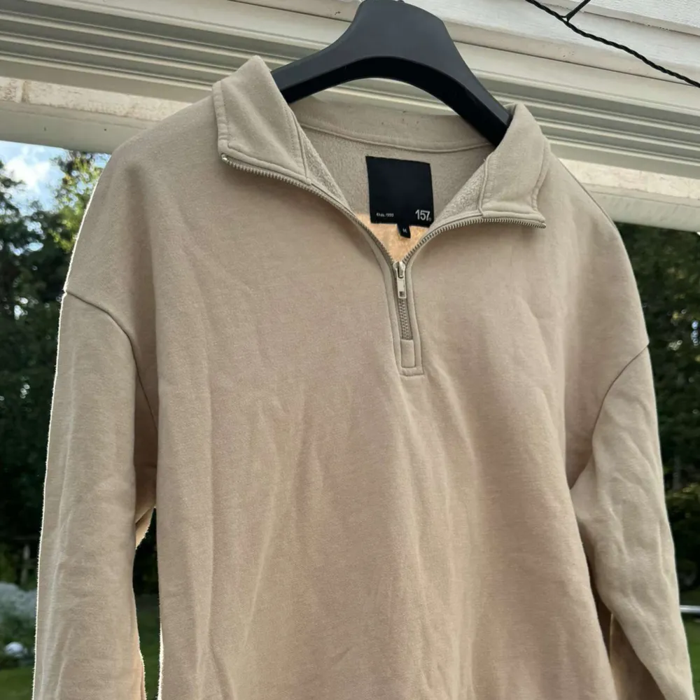 Beige halfzip i hoodie material, väldigt skön och använd ett fåtal gånger. . Hoodies.