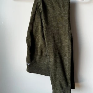 Alphalete amplify leggings - Amplify Leggings med buttscrunch. Alphaletes signaturleggings. Buttersmooth material o ger benen en snygg form. I nyskick då jag ångrar färgen