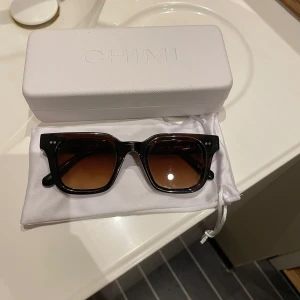 Chimi 04 brown  - Säljer mina chimi 04 i färgen brun. Använda sparsamt, inga repor på glaset. Boxen och dustbagen fås med.