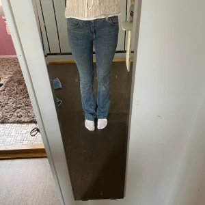 Blå jeansbyxor - Ett par blå jeansbyxor i storlek medium för dam. Dem är Low waste och är väldigt sköna de är it så andvända då jag it gillar färgen så mycket men de är för att jag gillar mörkare jeans. De är i en normal passform och har en något utsvängd benform. säljer för 260kr värdet är 400kr