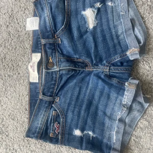 Lågmidjade Hollister shorts  - Jätte snygga lågmidjade hollister shorts jag säljer dessa pågrund av att de är för små för mig. Shortsen är i väldigt bra skick!💗