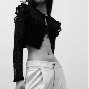 Stickad volangkofta - Superfin volang kofta, sparsamt använd så i perfekt skick! Säljs ej längre på Zara