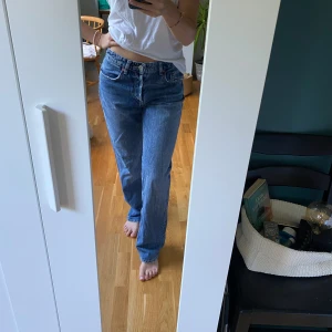 Boyfriend jeans ZARA - Säljer dessa coola Boyfriend jeans från Zara. Säljer dessa då dom tyvärr blivit för stora för mig.   DM för fler bilder och frågor!