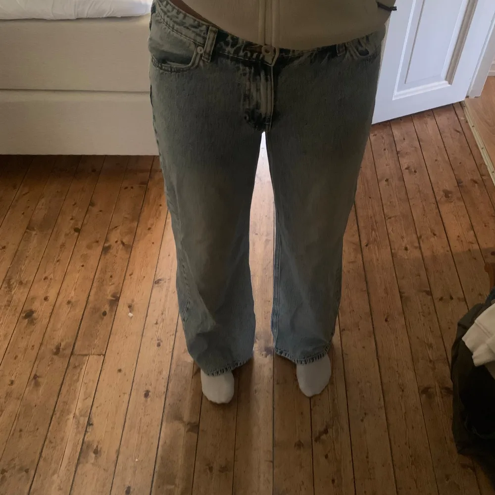 Bekväma jeans med snygg passform från ONLY.  Bra skick, använts få gånger  Jag är 177cm lång . Jeans & Byxor.