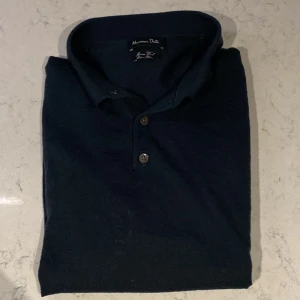 Massimo Dutti Tröja - Säljer nu denna asfeta Massimo Dutti tröjan i ett gott skick! Storleken är M men sitter mer som S/XS. Nypris ligger på ca 1199kr❌ mitt pris endast 219kr✅ hör av dig vid minsta lilla fundering 🙂😊