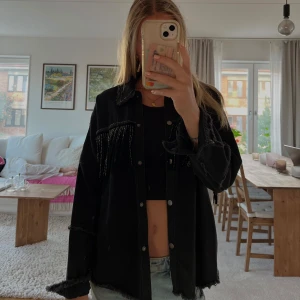 Jättefin jacka med glitter! - Superfin jacka från Zara i storlek XS. Jättefin med fransar med glitter på! Sitter snyggt! 💝