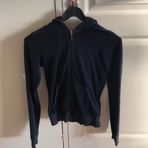 mörkblå juicy couture kofta - tight och jätte snygg på! äkta juicy couture från ca 2007-2010. bra skick men milt nött lite här o där speciellt på armarna (sista bilden)