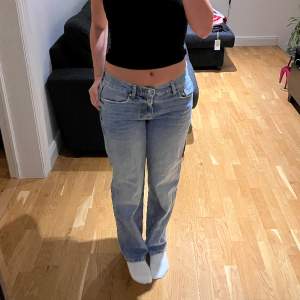 Säljer ett par lågmidjade jeans från Gina tricot🤩storlek 34! Helt i nyskick, säljer för att de inte kommer till användning💘 Nypris 499