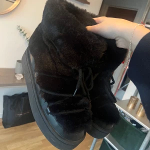 Fluffskor✨ - Säljer dessa mysiga skor från H&M! Knappt använda så fint skick!🤍 Storlek:40 men passar bra om man har 39