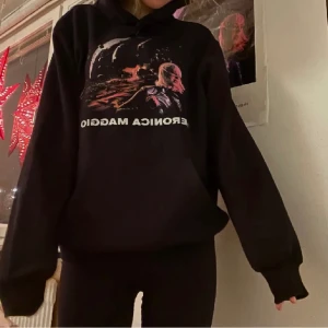 Veronica maggio hoddie - Säljer denna veronica maggio hoddie, använd ett fåtal gånger. Den är från hennes merch hemsida och är köpt för några år sedan💗