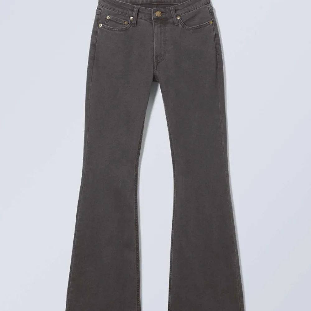 Snygga lågmidjade jeans från weekday, säljer då dem inte kom till användning!, storlek 34 men passar även 36🩷. Jeans & Byxor.