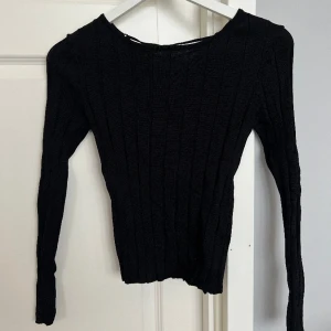 Tröja - Svart ribbad tröja med detalj i ryggen från BikBok😍 fraktavgift tillkommer 🌸
